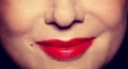 Lábios pintados com batom vermelho, um foto publicada por Mísia.