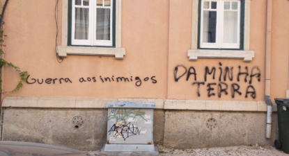 Pichagem xenófoba feita há semanas num ataque à sede do SOS Racismo, em Lisboa