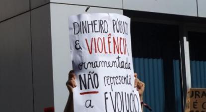 Cartaz feito por Filipa Carmo - Fotografia de Cláudia Neves durante uma manif em Santarém