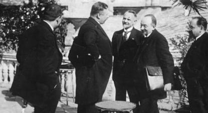 Assinatura do Tratado de Rapallo: o chanceler Joseph Wirth com os representantes da delegação soviética Leonid Krassin, Grigorij Tchitchérine e Adolf Joffe