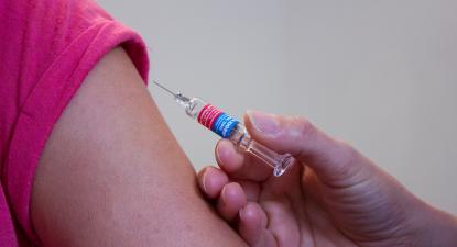 Braço de criança a ser vacinado