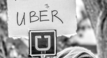 Condutor da Uber em protesto em San Diego em 2016.