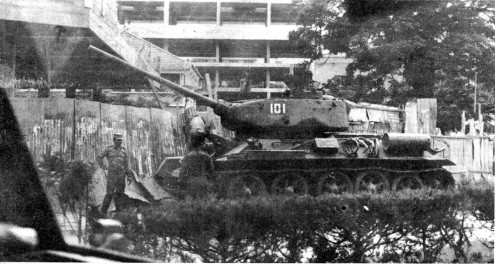 Tanque em frente à Rádio Nacional no dia 27 de Maio de 1977