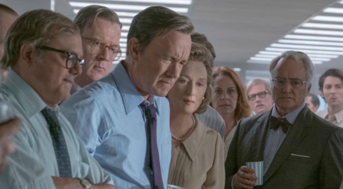 No centro, Tom Hanks (Ben Bradlee) e Meryl Streep (Katharine Graham) aguardam a decisão do Supremo Tribunal sobre a publicação dos Documentos do Pentágono