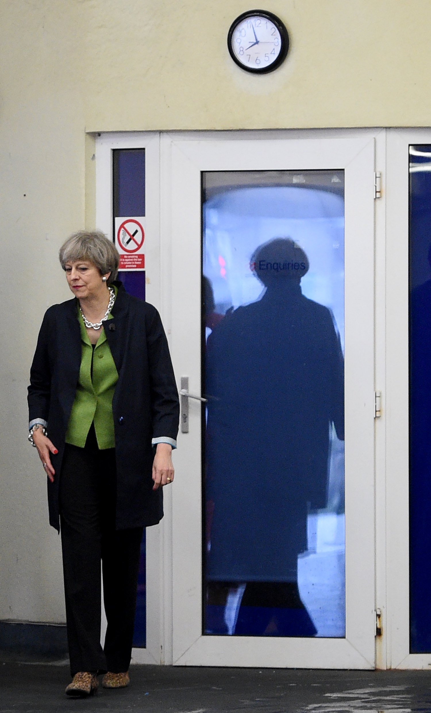 Theresa May em campanha eleitoral, por Facundo Arrizabalga, POOL/Lusa.