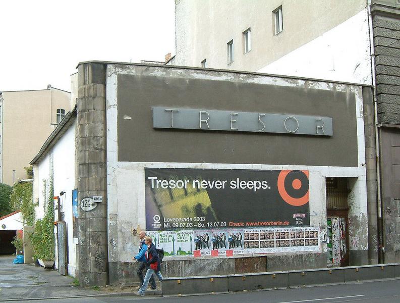 Tresor, catedral do techno e da noite berlinense, no edifício original. O clube estendia-se pelas caves de uma antiga department store em Mitte, o centro de Berlim leste. Após 2007, mudou-se para uma antiga central de energia.