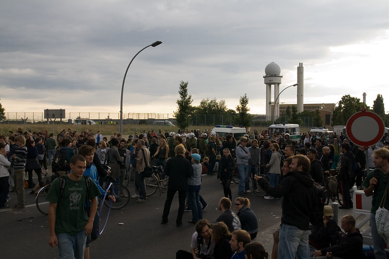 Ação de ocupação em Tempelhof, 2009. A luta para manter o antigo aeroporto como um parque aberto ao público e livre de projetos imobiliários, decidida em referendo em 2014, foi a primeira vitória substancial dos movimentos anti-especulação. Foto: urbanartcore.eu/Flickr.