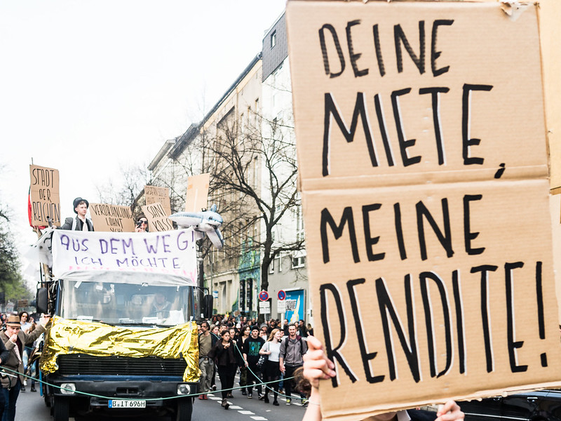 "Cidade de ricos/Saiam-me da frente, quero investir/As tuas rendas, os meus lucros". Manifestação contra as "rendas loucas", junho de 2018. Foto: ekvidi/Flickr.