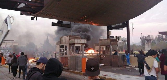 Portagem da Estrada 78, na região de Peñaflor, destruída em 19 outubro 2019. Cc Wikipedia