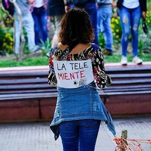Domingo 20 de outubro, mais de 20.000 pessoas convergem pacificamente na Plaza de Los Heroes. Muitos criticam a cobertura mediática. Cc Wikipedia