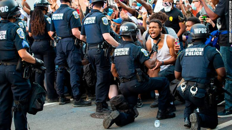 Manifestante grita a polícias em frente da Casa Branca, em Washington, em 31 de maio de 2020