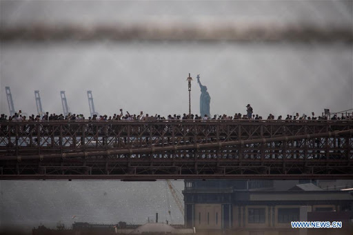 Manifestantes atravessam ponte em Nova York, em 4 de junho de 2020