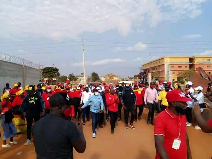 “Hoje em Viana: MPLA realizou uma "atividade" e, parece-me a mim, estarem aqui mais de 5 pessoas na via pública. Onde esteve a Polícia Nacional de Angola?”