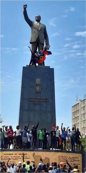 Um grupo de jovens subiu à estátua de Agostinho Neto