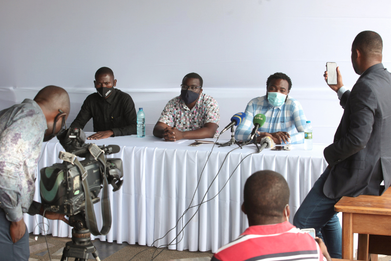 Conferência de imprensa dos organizadores da manifestação reprimida pela polícia angolana no sábado passado, em Luanda. Ao centro, José Gomes Hata e à direita Dito Dalí, 28 de outubro de 2020 – Foto de Ampe Rogério/Lusa