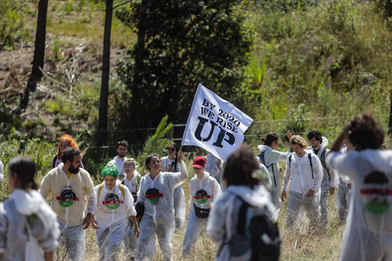 Cerca de 120 ativistas entraram no terreno da Australis e, “numa ação de desobediência civil não violenta”, plantaram setenta árvores – Foto Mídia Ninja
