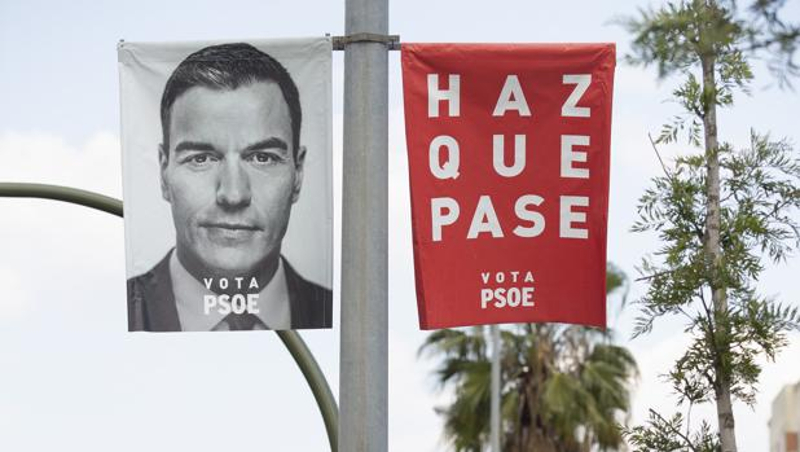 Cartaz com foto de Pedro Sanchéz e vota PSOE