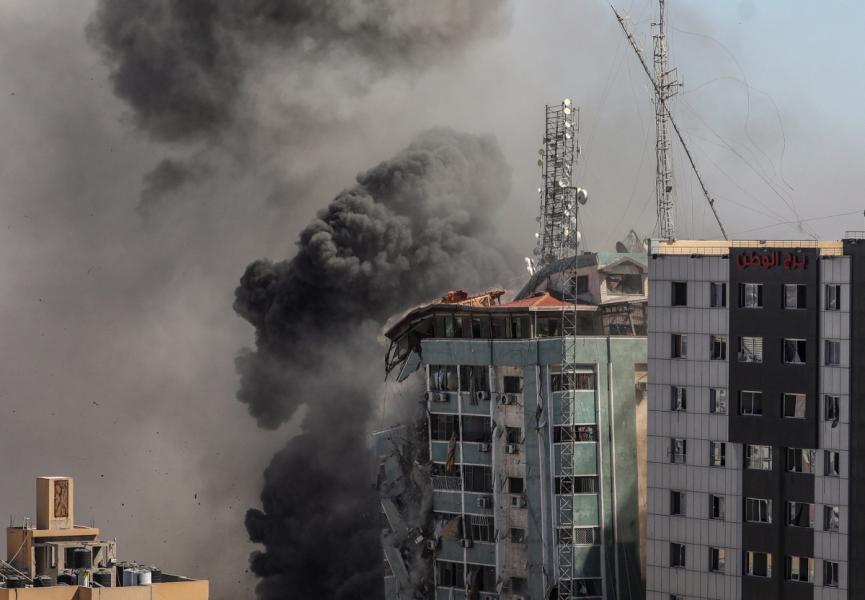 Colapso do edifício da AP e da Al Jazeera em Gaza, por ataque de Israel, 15 de maio – Foto de Mohammed Saber/Epa/Lusa