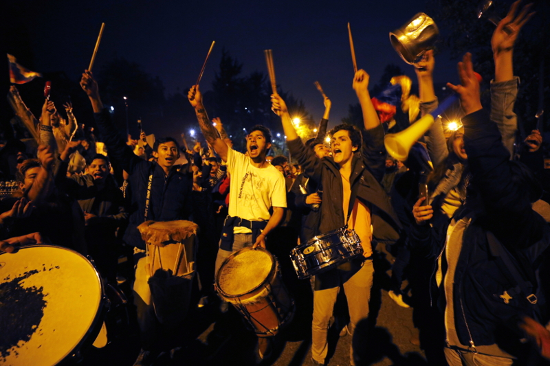 Colômbia, panelaço contra o Presidente Ivan Duque, à porta da sua residência em Bogotá, 23 de novembro de 2019 – Foto de Mauricio Duenas Castaneda/Epa/Lusa