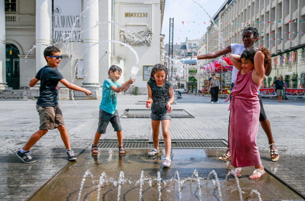 Crianças banham-se numa fonte em Bruxelas, 26 de julho de 2019 – Foto de Stephanie Lecocqu Crianças_Bruxelas_Stephanie Lecocqu