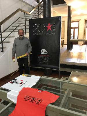 Renato Soeiro preparando a exposição