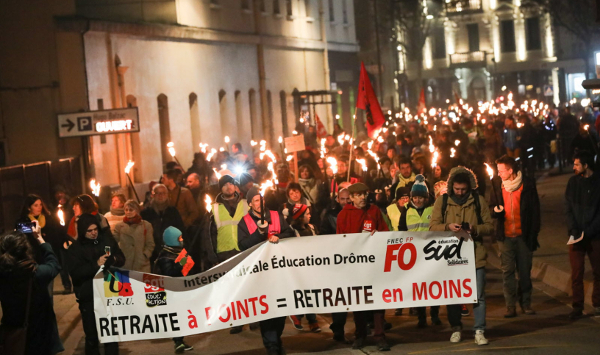 A mobilização dos docentes cresce - Manifestação noturna em Valence, cidade do sul de França, 23 de janeiro de 2020