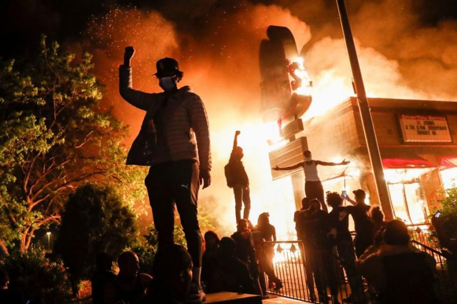 Manifestantes em Minneapolis, em 29 de maio de 2020