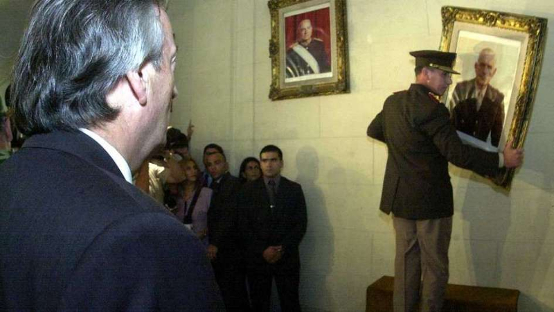 Kirchner manda retirar os quadros de generais ditadores da parede da Escola Militar de El Palomar, em 24 de março de 2004, aniversário do golpe na Argentina