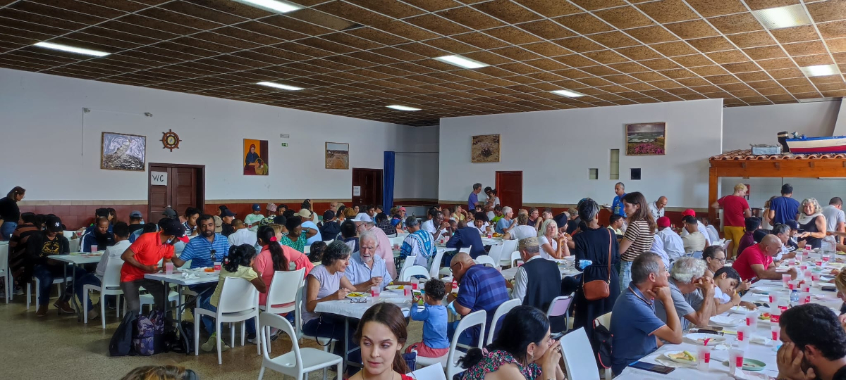 No final da marcha, os participantes almoçaram nas instalações da Associação Cultural Recreativa Zambujeirense, na Zambujeira do Mar – Foto de Tiago Teixeira
