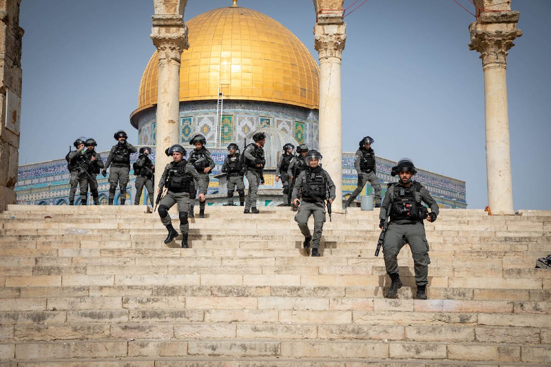 Polícia israelita usa gás lacrimogéneo, balas de borracha e granadas de choque para dispersar os palestinianos que estavam no complexo da mesquita de Al-Aqsa em Jerusalém Oriental em 10 de maio de 2021 – Foto de Agência Eyad Tawil / Anadolu, publicada em Monitor do Oriente, monitordooriente.com/