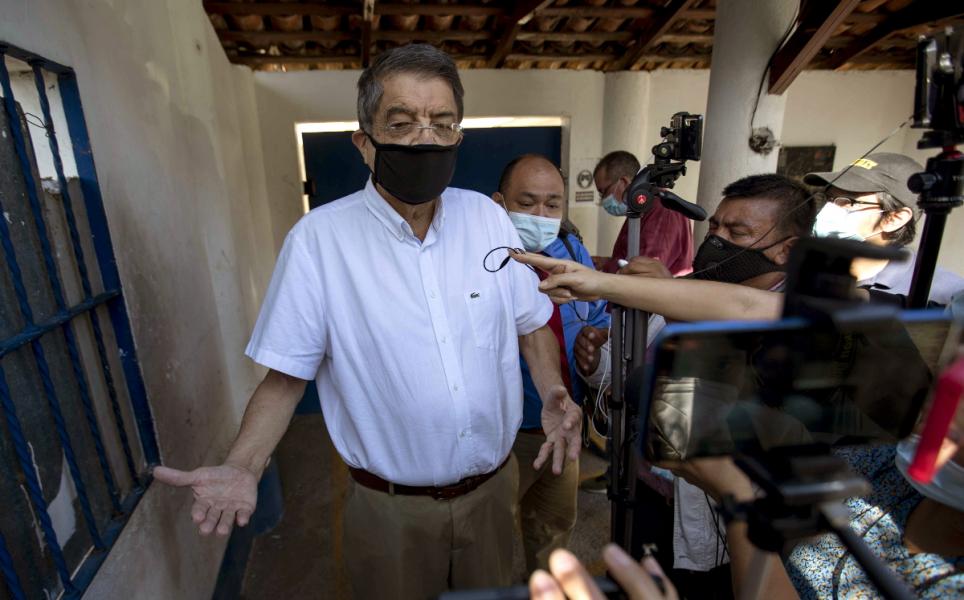 Escritor Sergio Ramirez à saída do Ministério Público, na investigação de suposta lavagem de dinheiro a Cristiana Chamorro Barrios, filha da antiga presidente Violeta Barrios de Chamorro (1990-1997), Manágua, Nicarágua, 1 de junho de 2021 – Foto de Jorge Torres/Epa/Lusa
