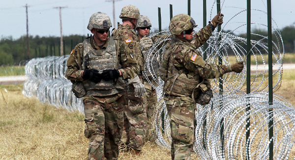Soldados colocam arame farpado para impedir entrada de imigrantes