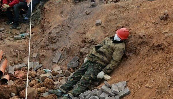 Um trabalhador da construção do hospital de Huoshenshan, em Wuhan, completamente  exausto