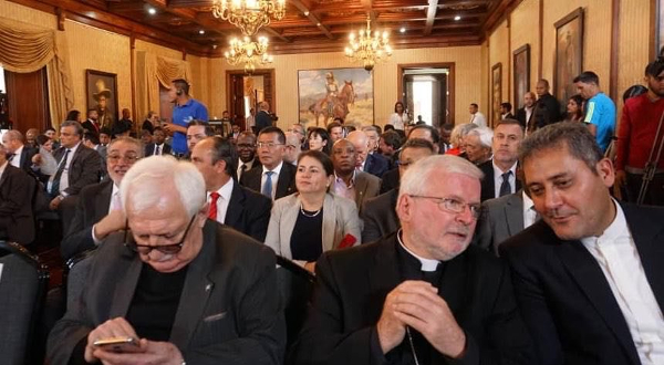 Na cerimónia de assinatura do acordo estiveram presentes alguns membros do corpo diplomático, nomeadamente o Núncio Apostólico