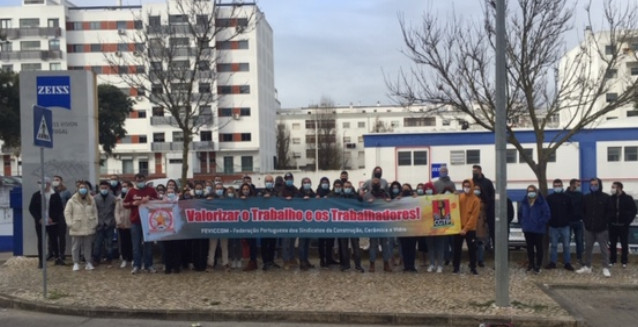 A federação sindical destaca a adesão massiva (próxima dos 100%) de trabalhadores e trabalhadoras da Carl Zeiss, em Setúbal, na maioria jovens – foto da  FEVICCOM