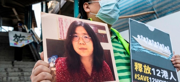 Cartazes com a foto de Zhang Zhan de ação realizada em Hong Kong, imagem retirada de Correspondencia de Prensa