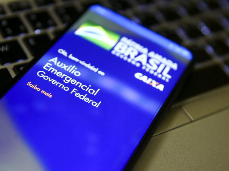 O impacto da distribuição de cinco parcelas mensais do auxílio emergencial de 600 reais (cerca de 95 euros) para 65 milhões de desvalidos favoreceu um aumento na taxa de aprovação de Bolsonaro nas sondagens 