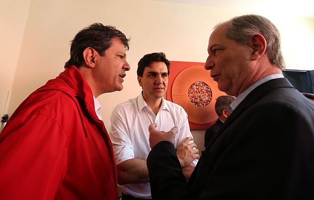 Haddad com Ciro em 2016. Dois anos depois, Haddad diz que não conseguiu falar com o candidato do PDT. Foto de Paulo Pinto/Agencia PT