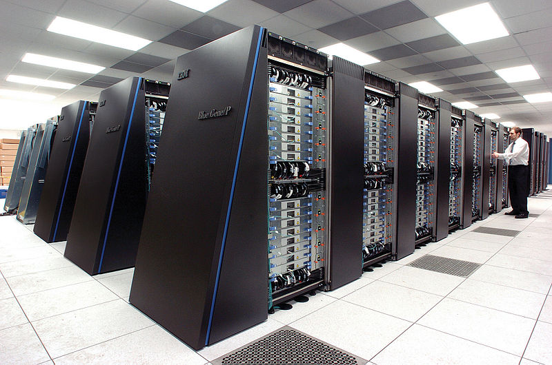Um supercomputador BlueGene P. Foto de Argonne National Laboratory's Flickr page [CC BY-SA 2.0 (https://creativecommons.org/licenses/by-sa/2.0)]