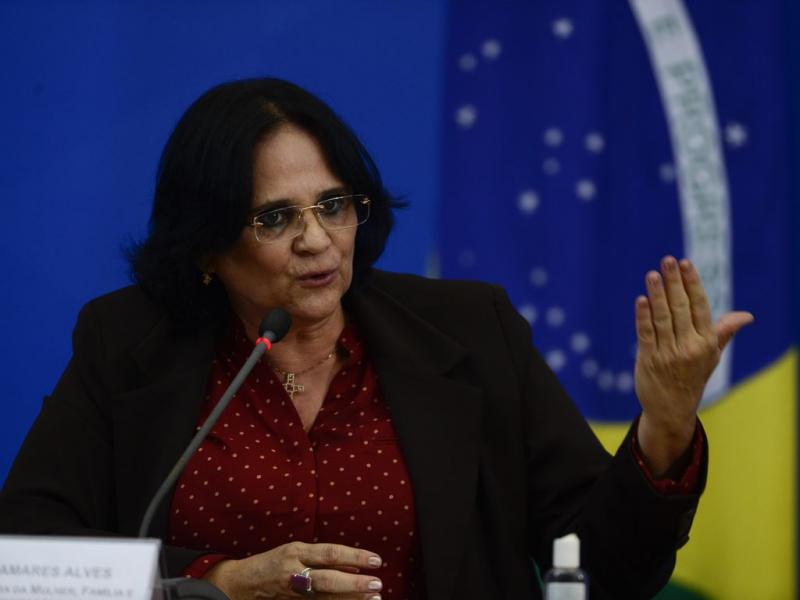 A ministra Damares Alves defendeu prisão de governadores e prefeitos. Foto de Marcello Casal Jr. - Agência Brasil
