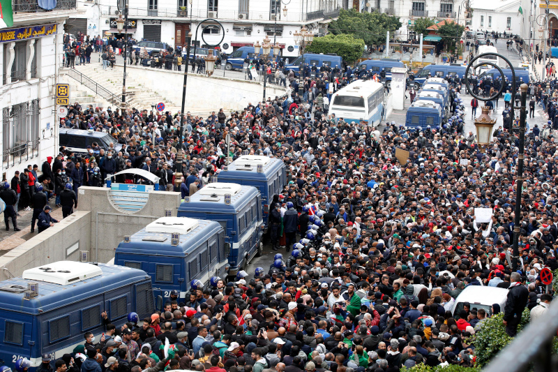 O dispositivo policial no centro de Argel não assustou os manifestantes. Foto de STR, EPA/Lusa