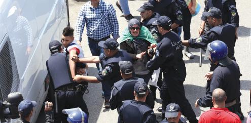 Polícia prende ativistas em manifestação. Foto do El Watan.