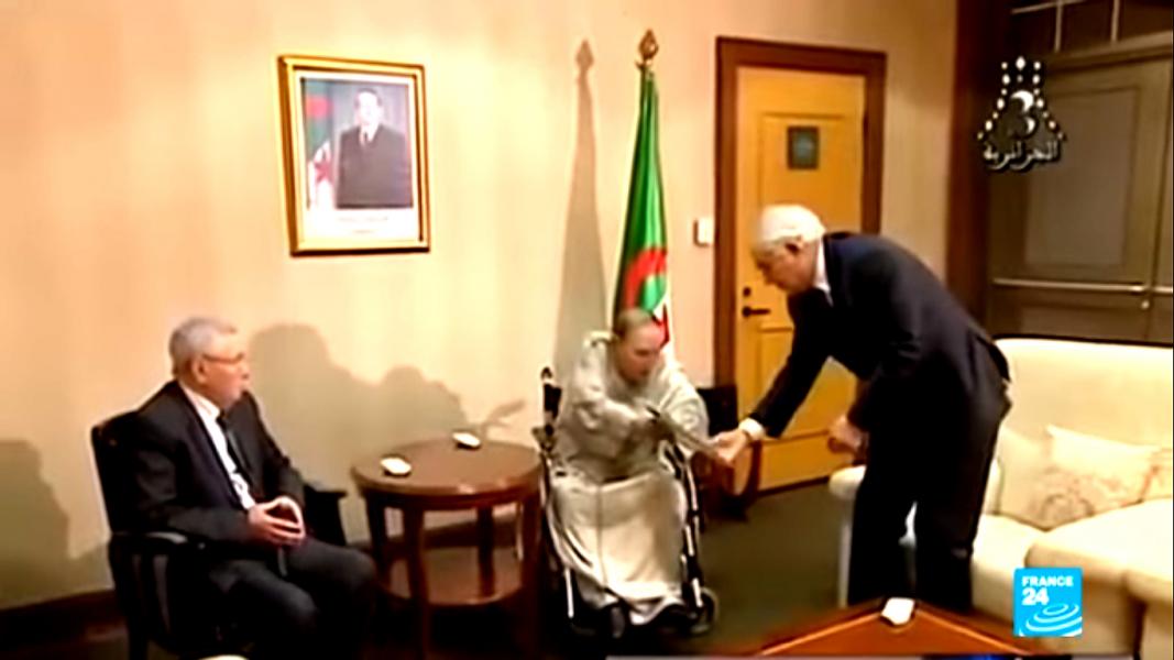 Momento em que Bouteflika entrega a sua demissão ao presidente do Conselho Constitucional.