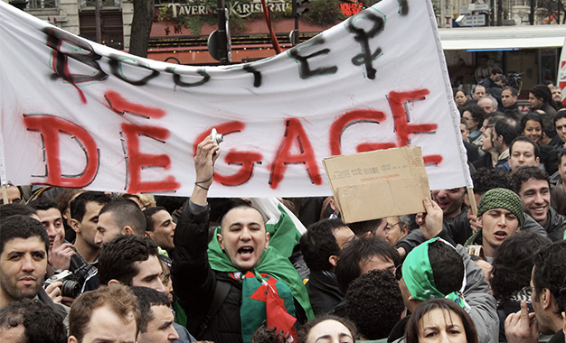 "Dégagez" (Sai, fora) é o grito do "Hirak" mais ouvido