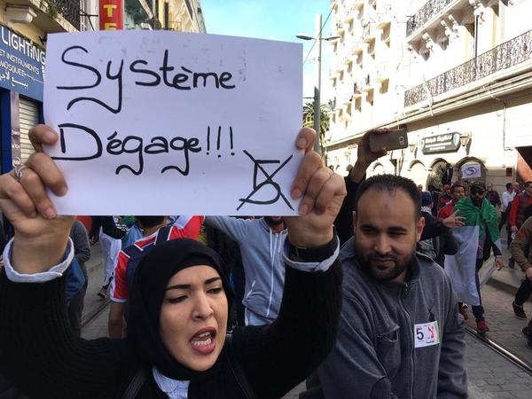 "Fora o sistema!" é uma das principais palavras de ordem do movimento