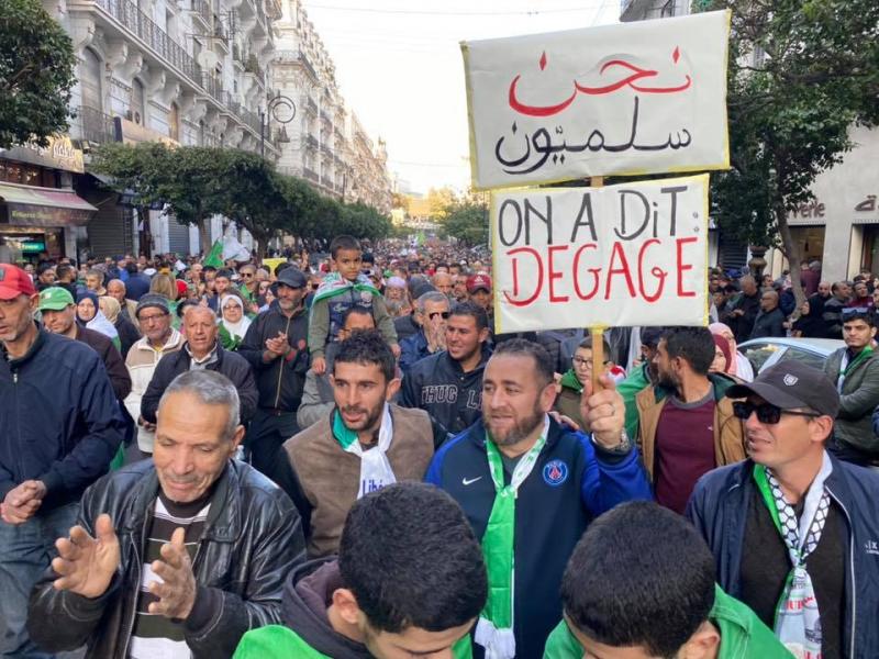 "Dissemos FORA". Foto de Mahrez Rabia