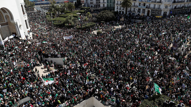 Uma manifestação em Argel. Foto de "Esta geração jamais fará marcha atrás": cartaz de manifestação. Foto de Les plus belles photos et vidéos de hirak algérien