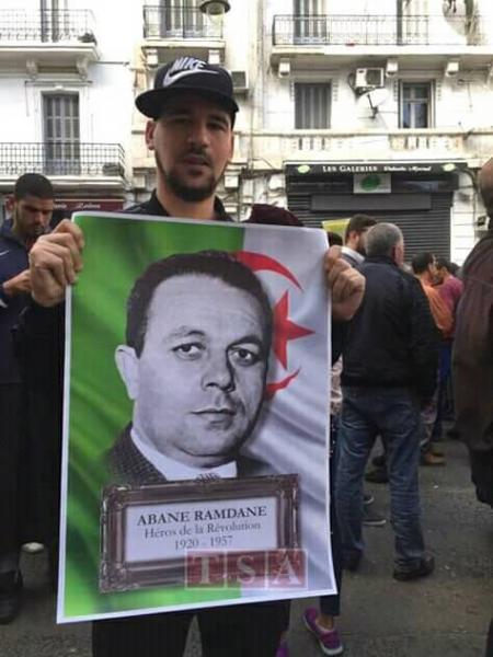 Homenagem a Abane Ramdane, um dos primeiros e mais influentes dirigentes da FLN, assassinado em 1957 na sequência de divergências internas. Foto de Les plus belles photos et vidéos de hirak algérien