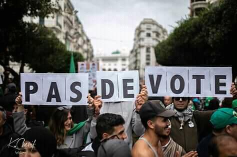 "Não votar". Cartaz em manifestação próxima ao 12 de dezembro. Foto de Les plus belles photos et vidéos de hirak algérien