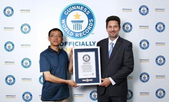 O diretor do Centro Nacional de Supercomputação de Wuxi recebe o Guiness para o computador mais rápido atribuído ao Sunway TaihuLight, em 2016